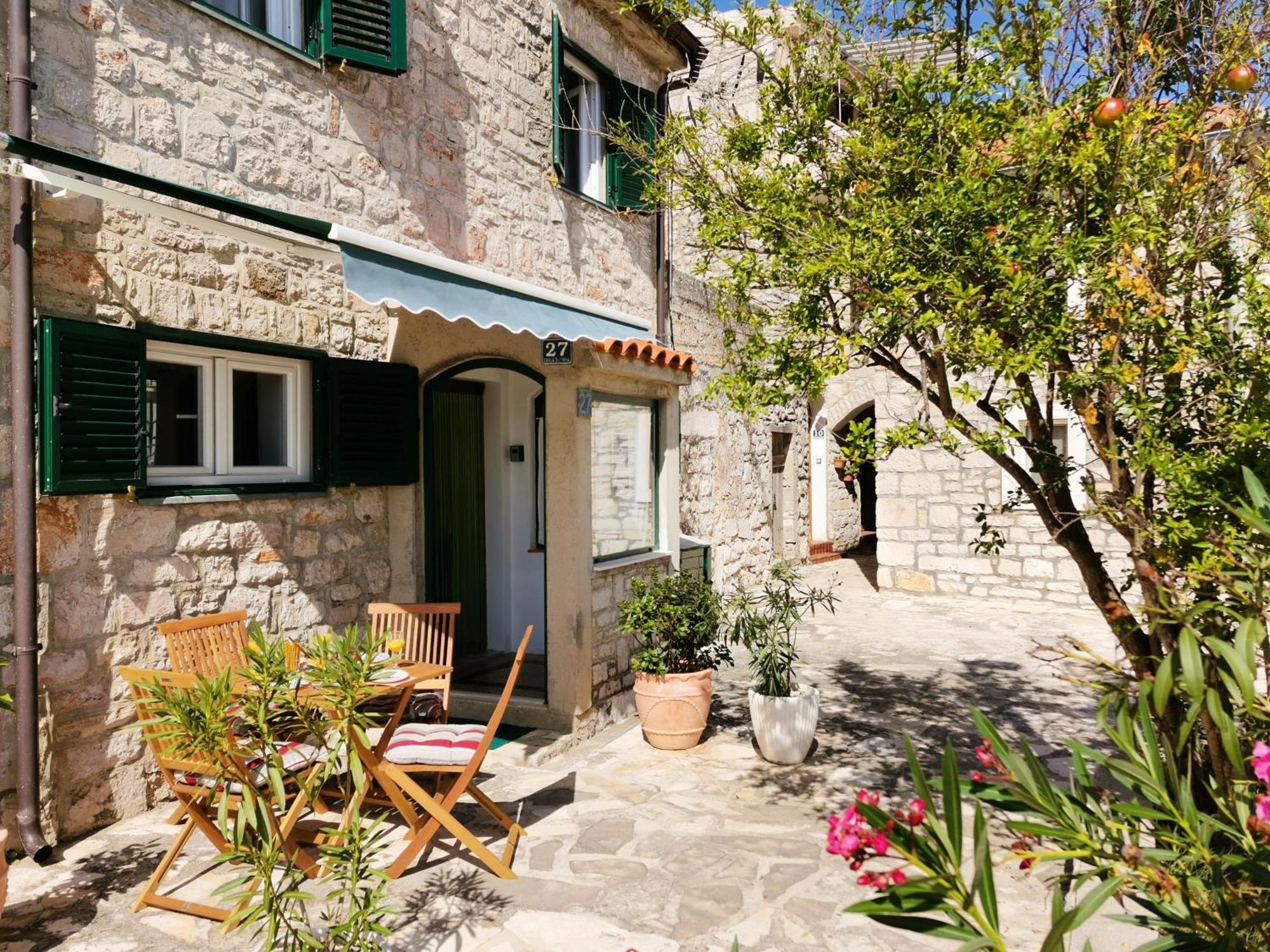 Charming Traditional Townhouse - Holiday Home Kata Jezera Eksteriør bilde
