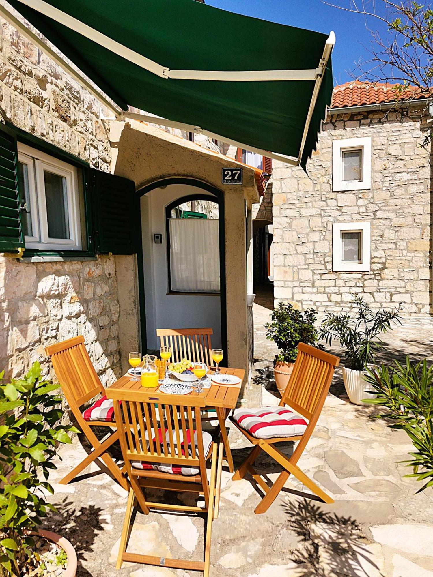 Charming Traditional Townhouse - Holiday Home Kata Jezera Eksteriør bilde